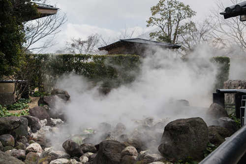 　　孝感8月份好玩的地方有哪些?下文為大家整理了孝感8月份好玩的地方，希望可以幫到您哦!  　　2018孝感8月份好玩的地方大全  　　湯池溫泉  　　湯池溫泉又稱玉女泉。在應(yīng)城市區(qū)西20公里，距離武漢1.5小時(shí)，長沙4小時(shí)車程。為了支持湯池溫泉的新一輪發(fā)展，應(yīng)城市的交通、國土、規(guī)劃等職能部門在配合做好各項(xiàng)基礎(chǔ)工作的同時(shí)，積極向上爭取政策支持，為工程開工創(chuàng)造條件。根據(jù)初步規(guī)劃設(shè)計(jì)，湯池溫泉二期工程預(yù)計(jì)投資7億人民幣左右，計(jì)劃用地2000多畝，主要建設(shè)和溫泉相配套的各類旅游產(chǎn)業(yè)，如配套的會議場所，與拓普拓展合作建設(shè)的大型拓展訓(xùn)練的地等。  　　觀音湖生態(tài)文化旅游度假區(qū)  　　觀音湖位于湖北東北部孝感市孝昌縣小悟鄉(xiāng)境內(nèi)。旅游區(qū)內(nèi)群山連綿、溪水環(huán)繞、鐘靈毓秀、氣候宜人，是一片“玉蘢青紗人未識”的風(fēng)水寶地。有山水一色，碧波千頃，風(fēng)光旎旖的觀音湖;有巍峨挺拔、奇峰峭壁、怪石嶙峋的大悟山;有頗具影響的佛教圣地九龍寺、觀山禪寺;有革命先輩李先念、陳少敏等創(chuàng)建的大、小悟山抗日指揮中心和劉震將軍故居等紅色旅游資源;有極具農(nóng)家特色和風(fēng)味的“農(nóng)家樂”旅游休閑場所，真可謂是“游山游水游古跡，賞花賞果賞農(nóng)莊”。2012年被評為湖北最美景區(qū)。  　　漢川公園  　　漢川公園是湖北省漢川市唯一一個(gè)集民眾鍛煉、休閑、娛樂、園藝等功能于一體的對公眾免費(fèi)開放的綜合性、公益性游樂場所，總面積41萬平方米，其中水域面積13.4萬平方米，綠地面積26.7萬平方米，建筑面積和道路硬化面積0.9萬平方米。由“雄關(guān)邁步”、“福星高照”、“清水芙蓉”、“銀湖聽濤”、“沙洲翔擊”、“楓林紅霞”等8大景點(diǎn)構(gòu)成。它是漢川“蓮藕之鄉(xiāng)”的象征。繞過廣場，前面就是曲橋，橋身就像駱駝的脊背一直彎曲到湖那邊，曲橋因此得名，橋兩邊木柱上雕刻的各式蓮花圖案均栩栩如生，讓人流連忘返。  　　雙峰山旅游度假區(qū)  　　雙峰山旅游度假區(qū)，是國家AAAA級景區(qū)，鄂東北最大的森林公園，位于孝感市區(qū)東北部，孝昌縣東部，東北與武漢市黃陂縣為鄰。距孝感市區(qū)40公里，武漢70公里，距天河國際機(jī)場50公里，107國道和京廣鐵路花園站19公里，距正在建設(shè)的京珠高速公路周巷出口處6公里，漢十高速公路和孝大公路擦境而過.雙峰山主峰為海拔880M的兩座對峙山峰組成，其中最高峰高887.3M，為孝感市第一高峰。民間傳說，雙峰山由董永、七仙女“仙化”而成，“此眼化作雙峙劍，刺破蒼穹問緣由”。風(fēng)景區(qū)即以此山命名。  　　白兆山李白文化旅游區(qū)  　　白兆山李白文化旅游區(qū)是國家4A級景區(qū)，位于安陸城西14公里處，主峰太白峰海拔383米。白兆山地勢險(xiǎn)峻，崖壑幽深，層巒疊翠，林木茂盛，和涢水相映成趣。前人有“涢水濃于酒，碧山俏似詩”的贊語。又因李白隱居十年而馳名天下，被譽(yù)為“仙山”。 景區(qū)內(nèi)整修一新的全木質(zhì)結(jié)構(gòu)李白故里樓群、全國面積最大的李白紀(jì)念館、全國最高的花岡巖李白石像以及全國匯集最多的李白詩碑長廊，以及與李白相關(guān)的遺址遺跡已成為人們探尋李白仙蹤，感受李白文化最理想的場所。  　　以上的孝感8月份好玩的地方，相信可以幫到您哦!  　　推薦閱讀：湖北特產(chǎn)有哪些 來湖北旅游必帶的特產(chǎn)  　　推薦閱讀：湖北恩施有哪些旅游景點(diǎn) 恩施旅游必去景點(diǎn)推薦