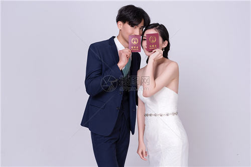 領(lǐng)結(jié)婚證拍照穿什么衣服好看