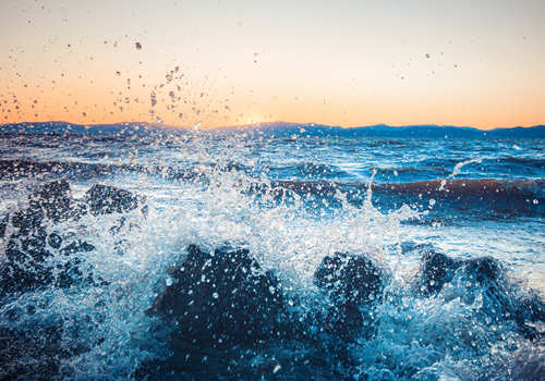 夢見海浪撲面而來是什么意思