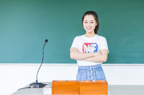 初中生自我介紹英語演講稿帶翻譯五篇