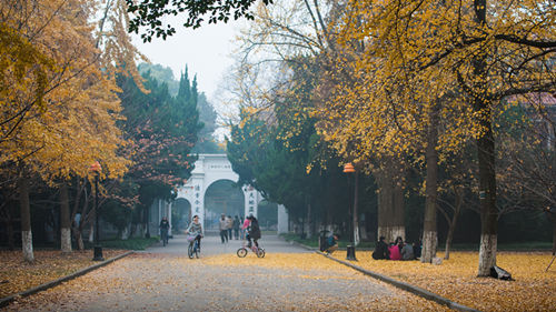 吐槽大學(xué)生活的段子 大學(xué)生活讓人失望了