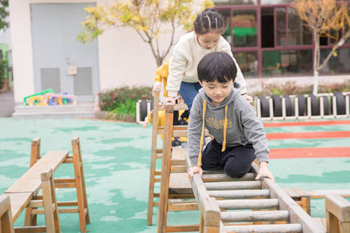 2020年有條件的社區(qū)至少有1-2所公辦幼兒園